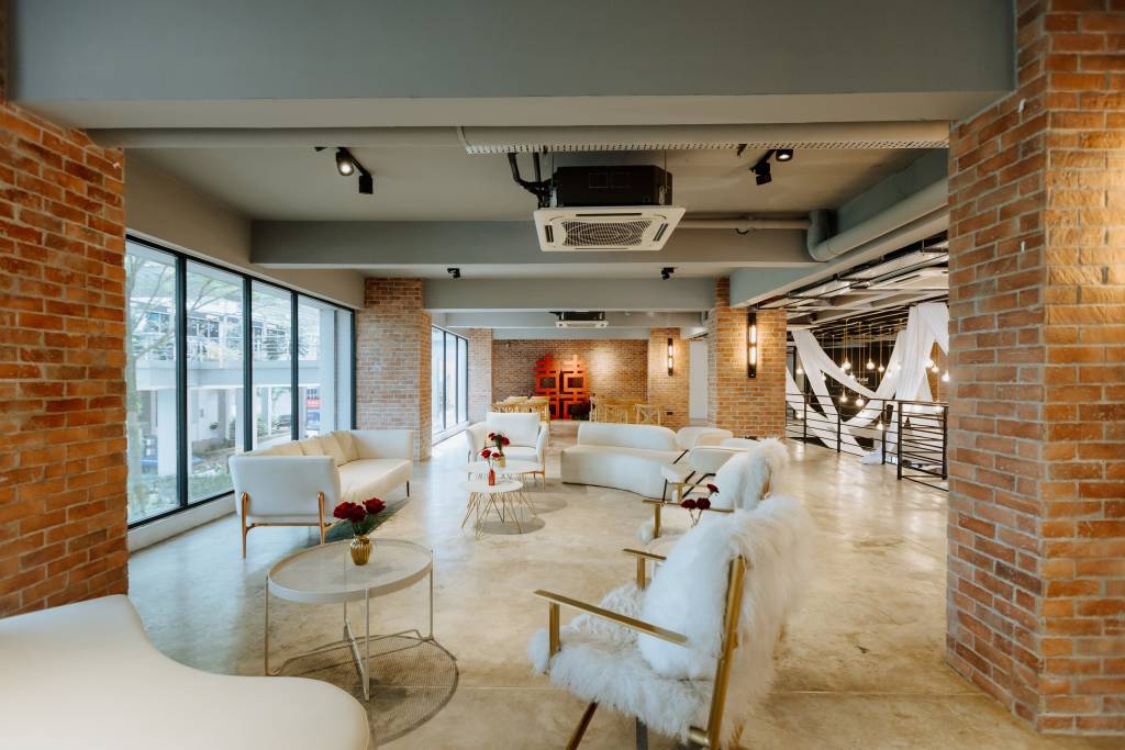 Lounge & Bar